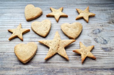 Gingerbread çerezleri içinde kalp, yıldız ve adam ahşap masa üzerinde şekiller