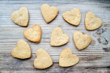 Gingerbread çerezleri ahşap masa üzerinde kalp şeklinde