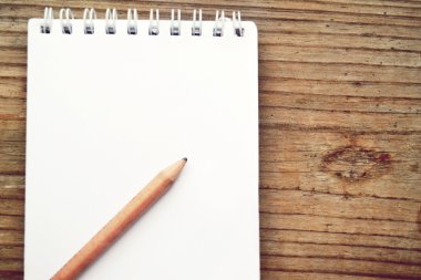 Eski kağıt ve küçük kalem ile boş bir retro notebook