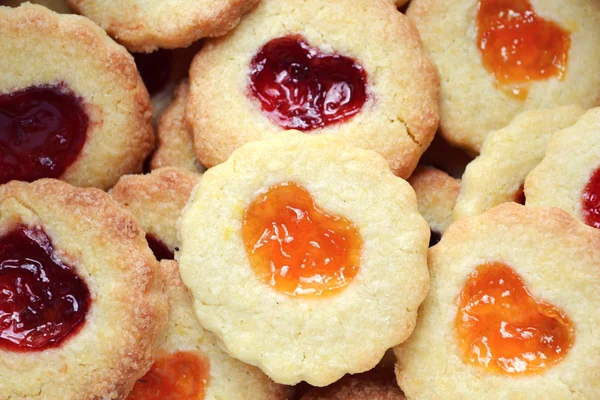 Galletas caseras con mermelada en forma de corazón en mesa de madera — Foto de Stock