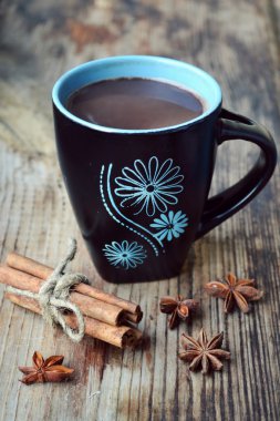 Siyah ve mavi yıldız anason ve tarçın ile sıcak kakao bir fincan