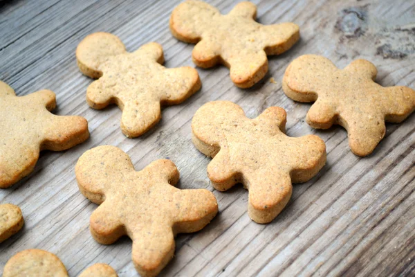 Biscuits au pain d'épice en forme d'homme sur une table en bois — Photo