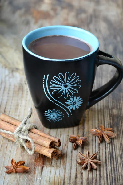 Xícara preta e azul de cacau quente com anis estrelado e canela — Fotografia de Stock