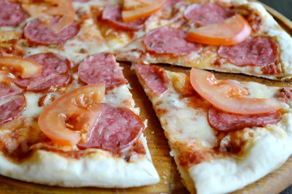 Big hot pizza with tomatoes and salami — Stock Photo, Image