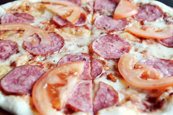 Big hot pizza with tomatoes and salami — Stock Photo, Image