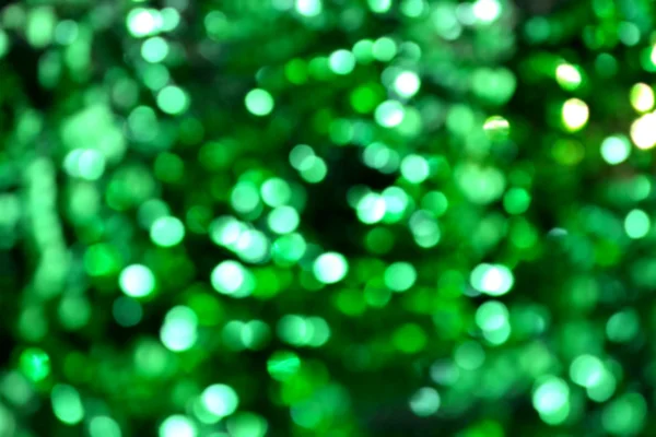 Fond vert flou lumineux et abstrait avec des paillettes chatoyantes — Photo