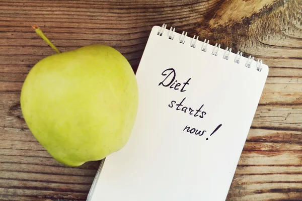 饮食概念与青苹果，一个笔记本和卷尺木制的桌子上 — 图库照片