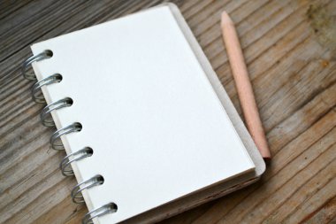 Eski kağıt ve küçük kalem ile boş bir retro notebook