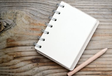 Eski kağıt ve küçük kalem ile boş bir retro notebook