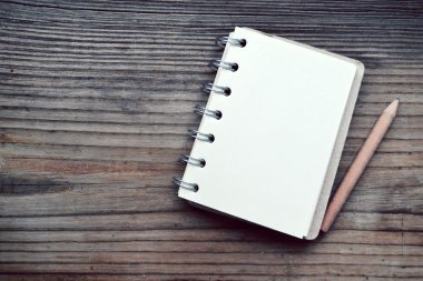 Eski kağıt ve küçük kalem ile boş bir retro notebook