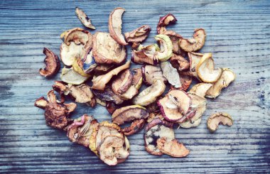 Ahşap masa üzerinde kuru elma demet