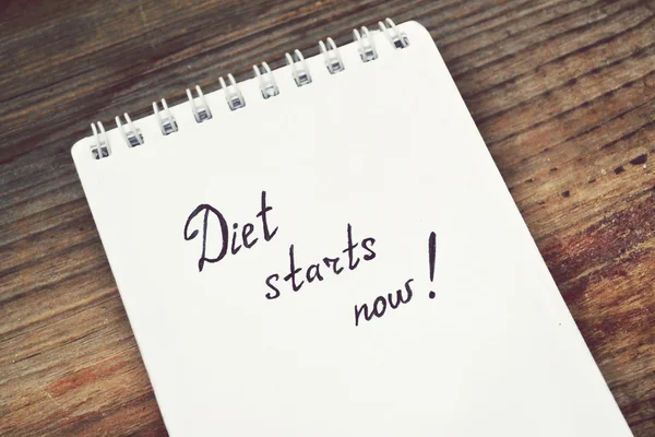 Concetto di dieta con un notebook che dice di iniziare a perdere peso sul tavolo di legno — Foto Stock