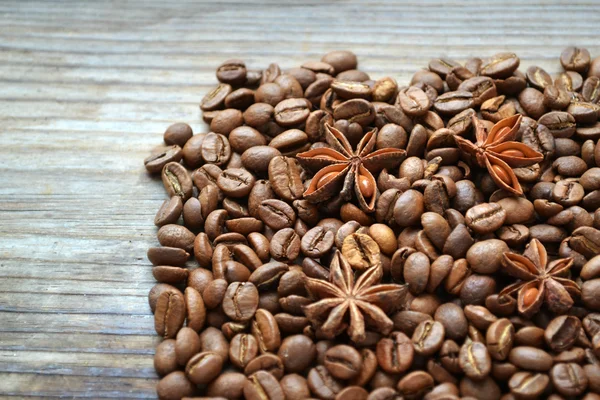 Étoiles d'anis épicées sur beaucoup de grains de café torréfiés — Photo