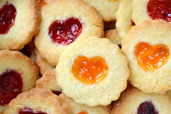 Galletas caseras con mermelada en forma de corazón en mesa de madera — Foto de Stock