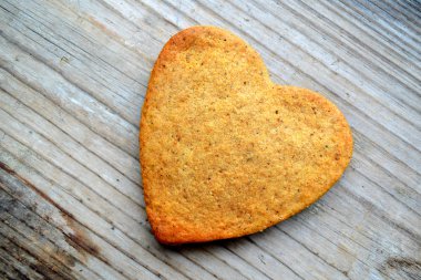 Gingerbread çerezleri ahşap masa üzerinde kalp şeklinde