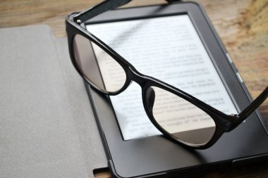 Ahşap masa retro gözlüklerle siyah ereader