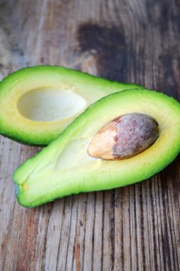 Ahşap masa üzerinde sağlıklı yeşil avokado
