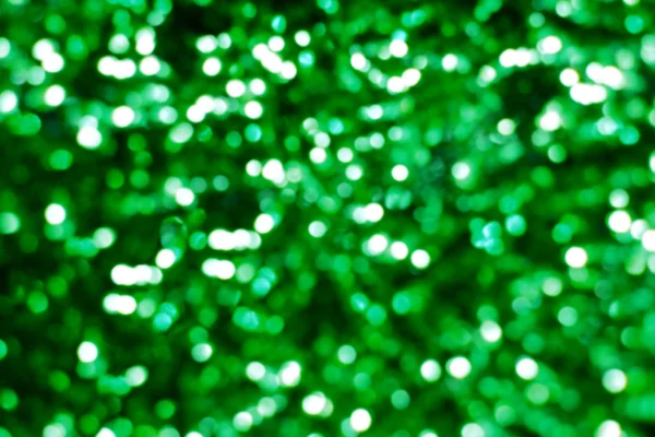 Fond vert flou lumineux et abstrait avec des paillettes chatoyantes — Photo