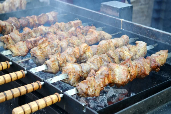 Barbecue shashlik grigliate in fumo — Foto Stock