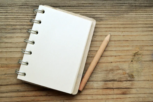 Een lege retro notebook met oud papier en weinig potlood — Stockfoto