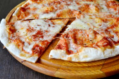 Bütün pizza margherita ahşap plaka üzerinde