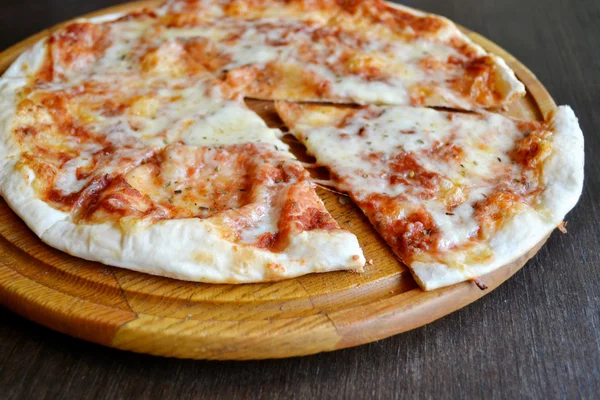 Ganze Pizza Margherita auf Holzteller — Stockfoto