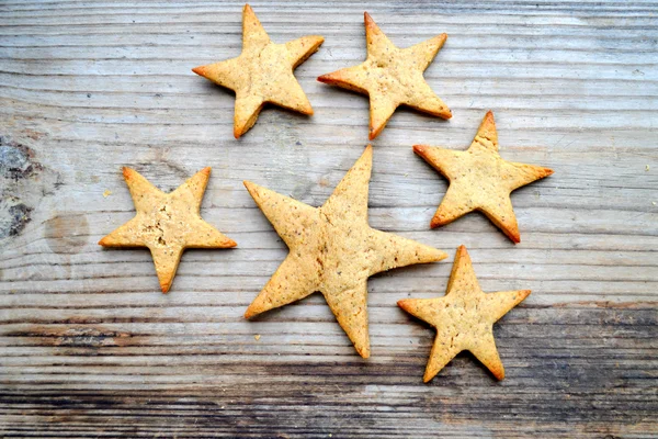 Μελόψωμο cookies σε σχήματα του καρδιά, αστέρι και άνθρωπος στο ξύλινο τραπέζι — Φωτογραφία Αρχείου