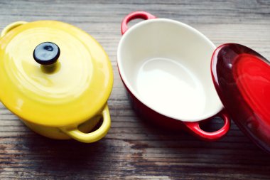 İki küçük renkli pişirme tencere julienne için