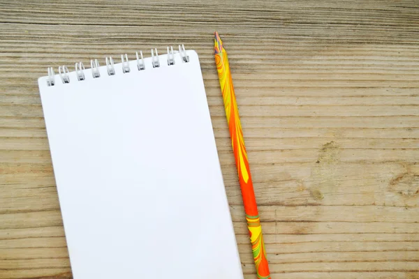 Um caderno retro vazio com papel velho e lápis colorido — Fotografia de Stock