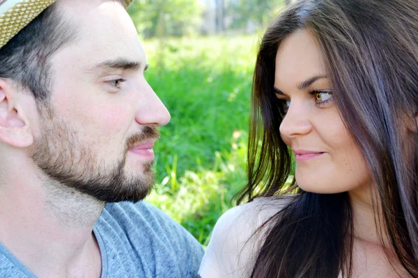 Homem e mulher apaixonados olhando um para o outro com paixão e prestes a beijar — Fotografia de Stock