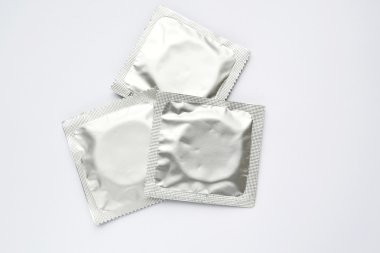 Üç prezervatif üzerinde beyaz izole