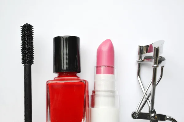 化妆品用黑色睫毛膏，粉色和红色指甲油，口红和睫毛上白色孤立的卷发器设置 — 图库照片