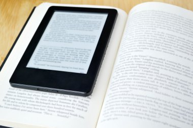 Kitap okuyucu ve bir eski moda kitap