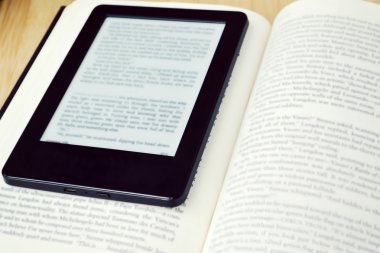Kitap okuyucu ve bir eski moda kitap