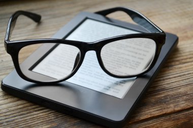 Ahşap masa retro gözlüklerle siyah ereader