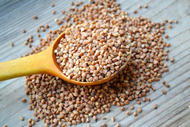 Buğday taneleri ile ahşap masa üzerinde eski bir büyük kaşık