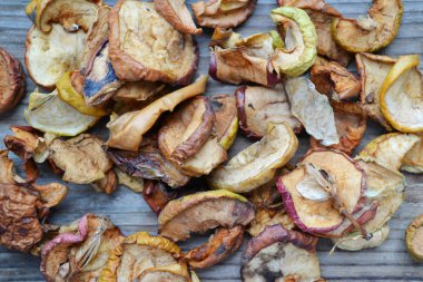 Ahşap masa üzerinde kuru elma demet