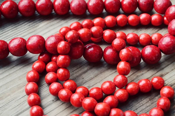 Grânulo vermelho redondo ucraniano tradicional feito de madeira — Fotografia de Stock