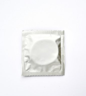 Üç prezervatif üzerinde beyaz izole