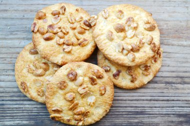 Ahşap masa üzerinde kavrulmuş yer fıstığı ile lezzetli bisküviler