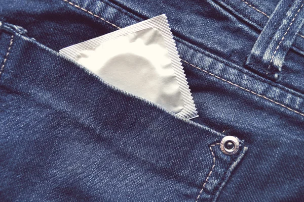 Kondom i blå jeans ficka — Stockfoto