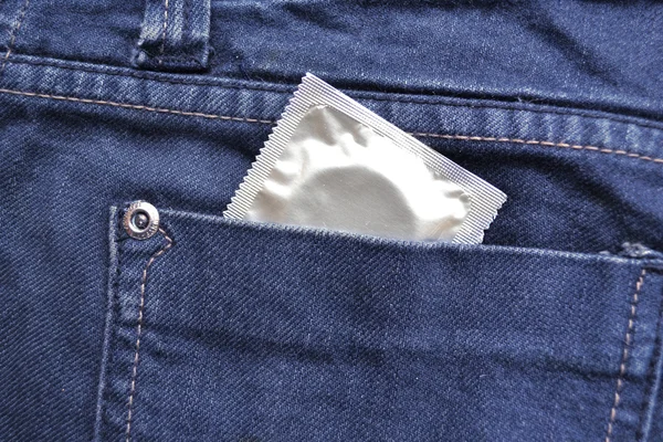 Preservativo no bolso azul jeans — Fotografia de Stock