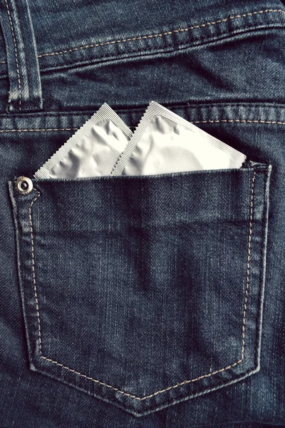 Кондом у блакитній кишені з джинсами — стокове фото