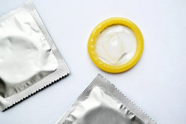 Condones aislados en blanco —  Fotos de Stock