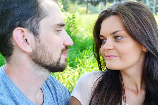 Verliebte Männer und Frauen schauen einander leidenschaftlich an und stehen kurz davor, sich zu küssen — Stockfoto