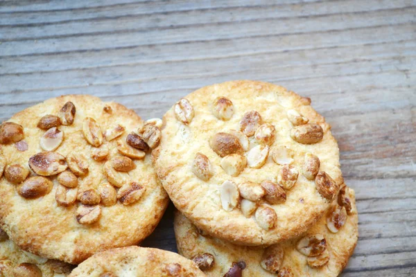 Biscuits savoureux aux cacahuètes confites sur table en bois — Photo