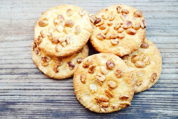 Biscuits savoureux aux cacahuètes confites sur table en bois — Photo