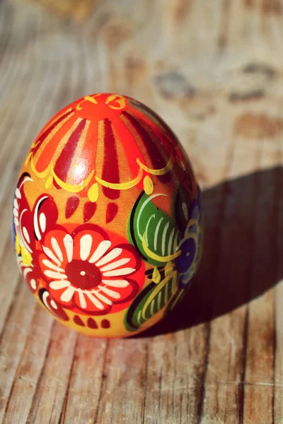 Oeufs de Pâques ukrainiens décorés colorés pysanka en bois — Photo