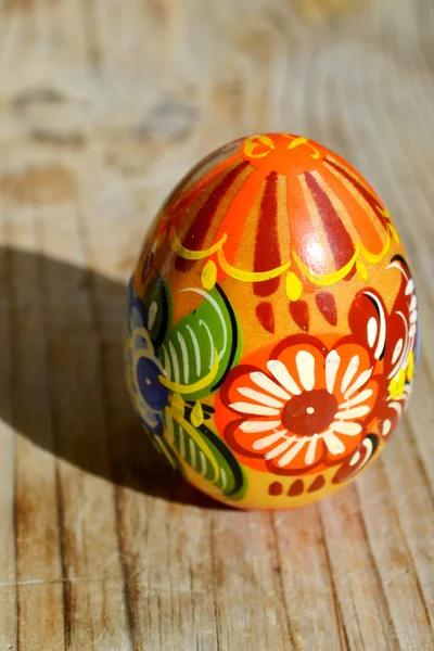 Barevný dekorovaný ukrajinské velikonoční vejce pysanka vyrobené ze dřeva — Stock fotografie