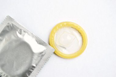 beyaza izole edilmiş kondomlar